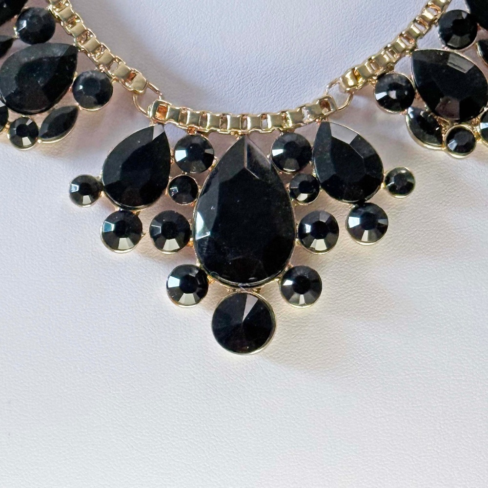 BLACK OVALS & CIRCLES NECKLACE, PLASTIC ON GOLD TONE, 18 INCHES LONG, LOBSTER